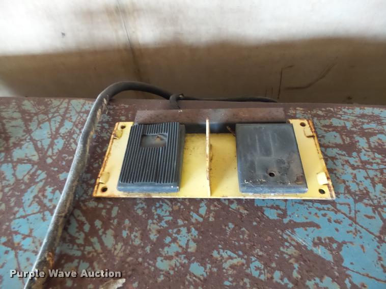 image for item DA9332 (2) electric scissor tables