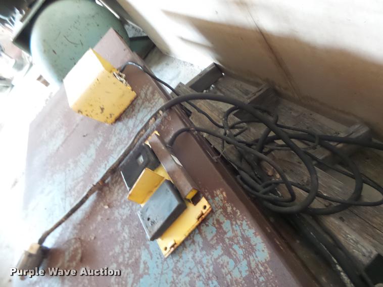 image for item DA9332 (2) electric scissor tables