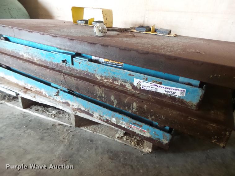 image for item DA9332 (2) electric scissor tables