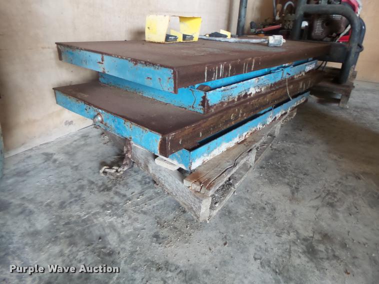 image for item DA9332 (2) electric scissor tables