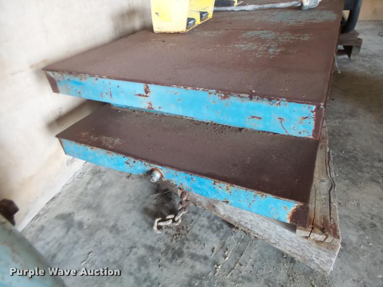 image for item DA9332 (2) electric scissor tables