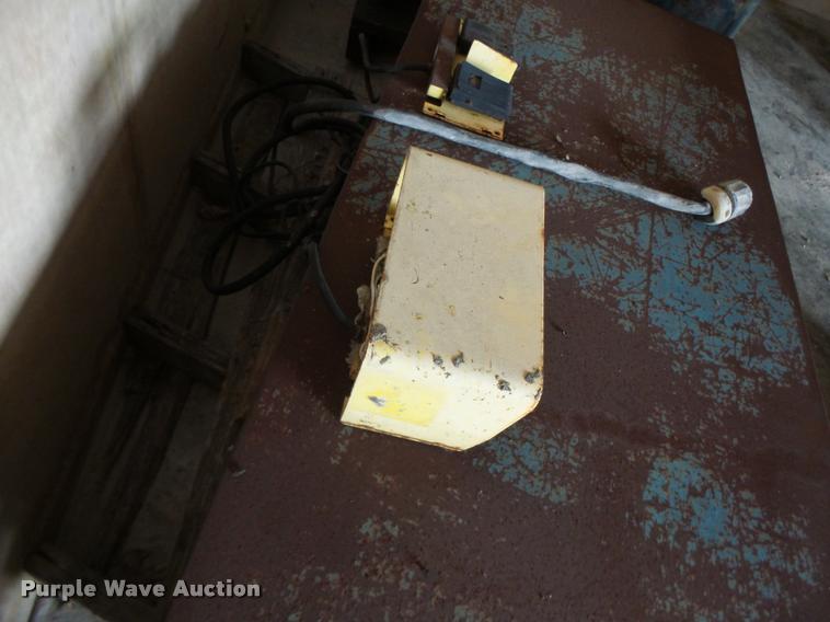 image for item DA9332 (2) electric scissor tables