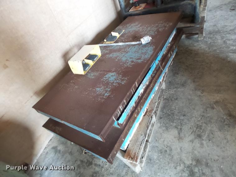 image for item DA9332 (2) electric scissor tables