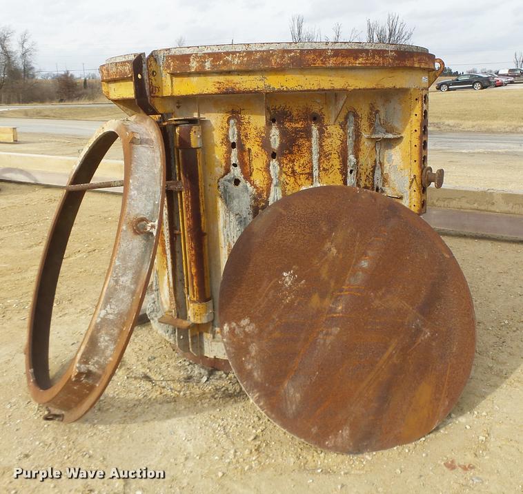 image for item DA9340 (3) manhole base forms