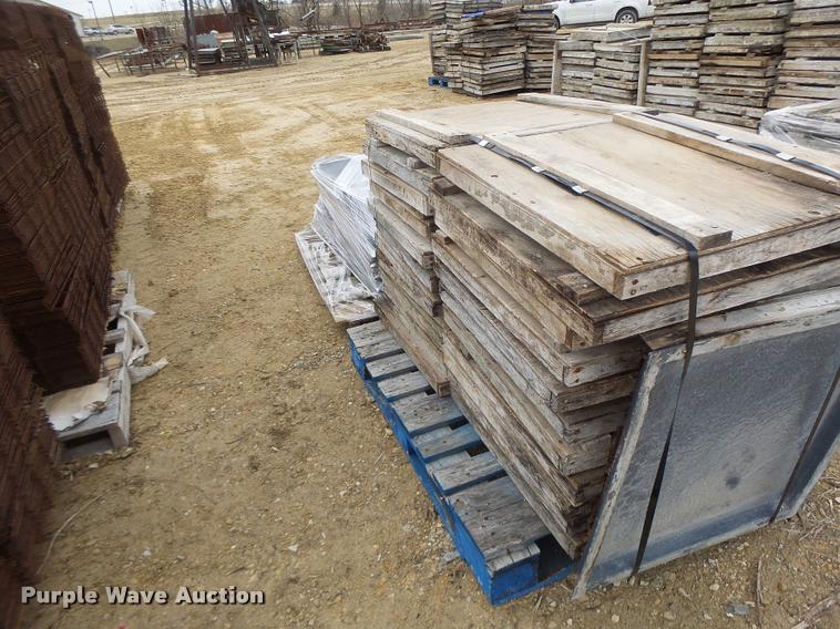 image for item DA9345 Approximately 43 coral texture finish concrete forms