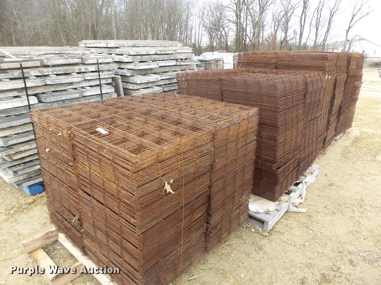 image for item DA9346 Approximately 3,600 wire mesh panels