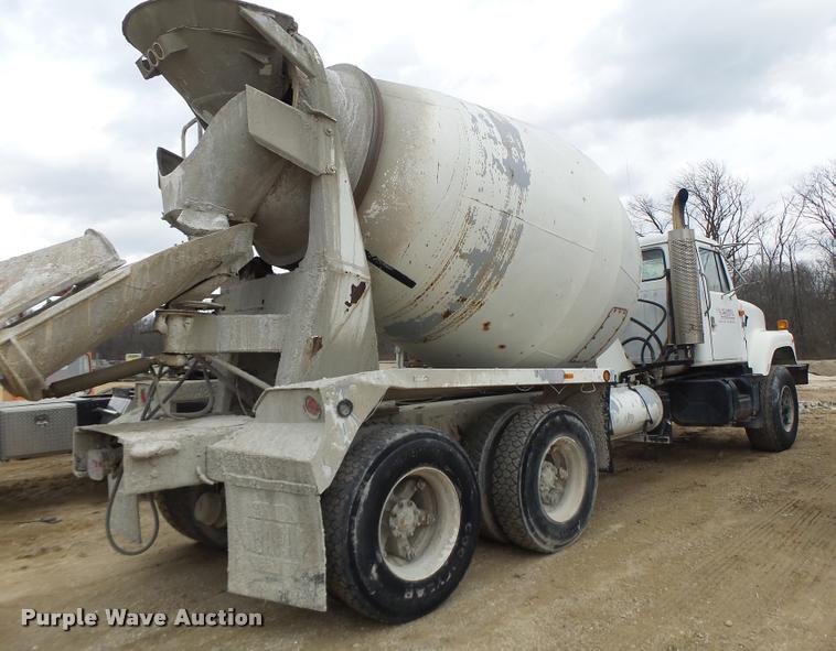image for item DA9363 1994 International 2574 ready mix truck