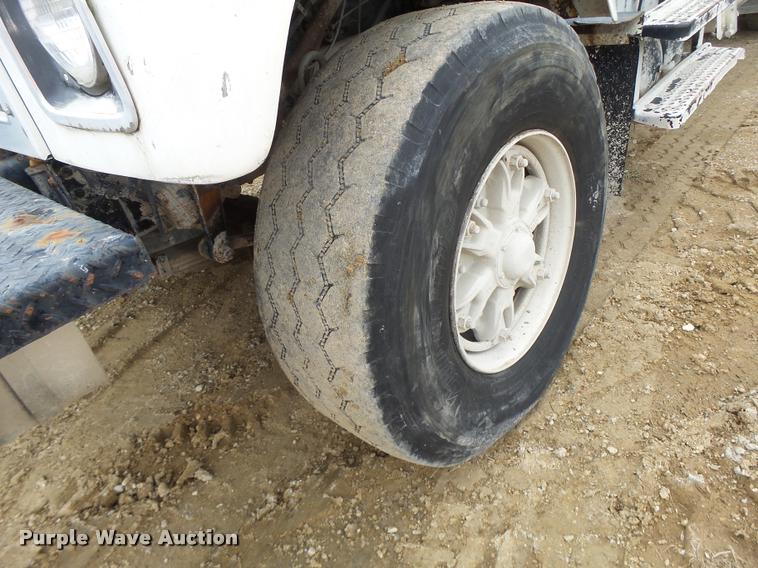 image for item DA9363 1994 International 2574 ready mix truck