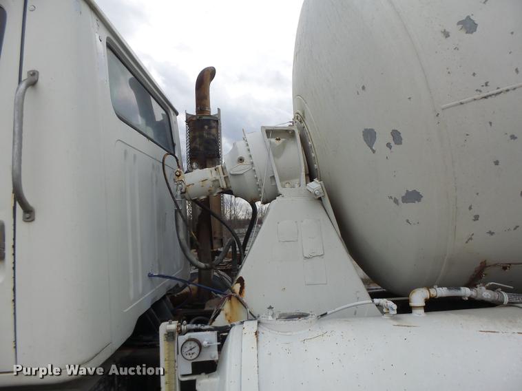 image for item DA9363 1994 International 2574 ready mix truck