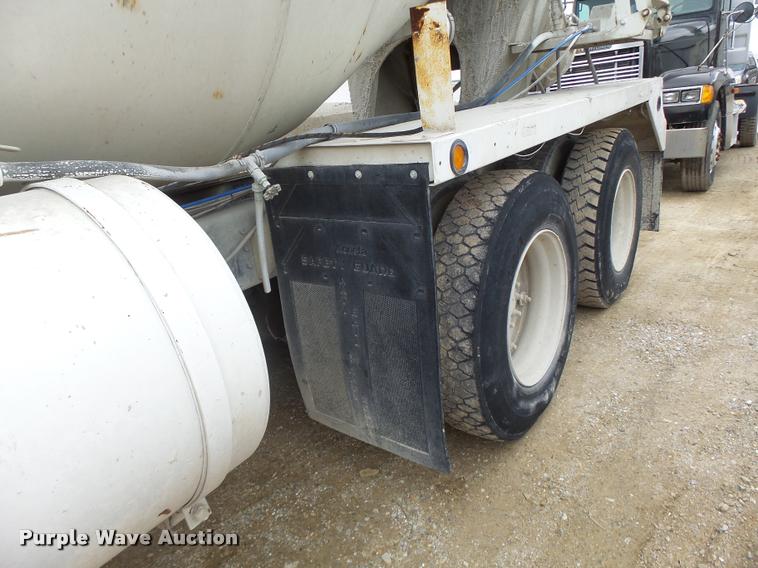 image for item DA9363 1994 International 2574 ready mix truck