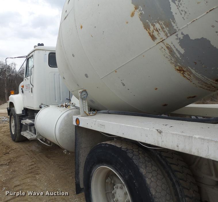 image for item DA9363 1994 International 2574 ready mix truck