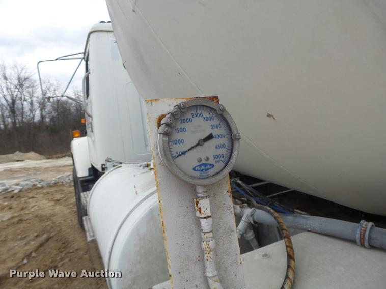 image for item DA9363 1994 International 2574 ready mix truck