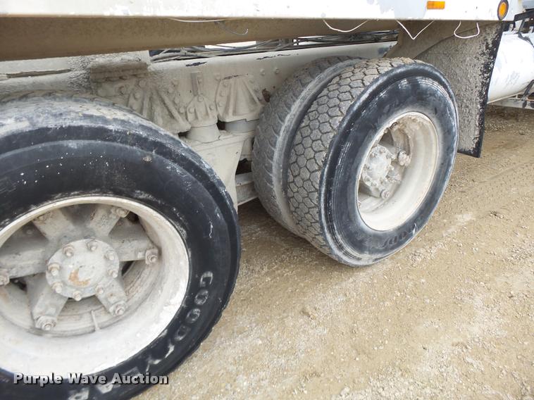 image for item DA9363 1994 International 2574 ready mix truck