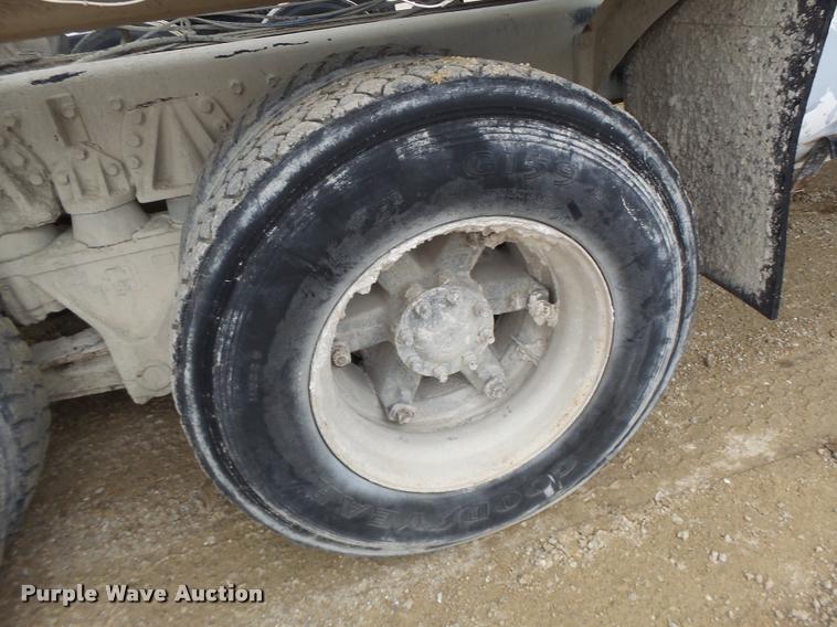 image for item DA9363 1994 International 2574 ready mix truck