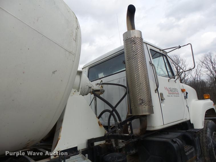 image for item DA9363 1994 International 2574 ready mix truck