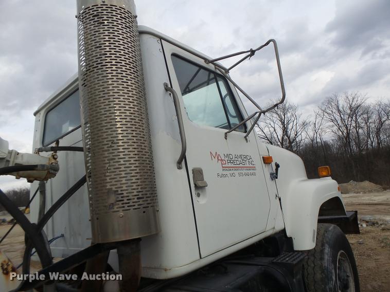 image for item DA9363 1994 International 2574 ready mix truck