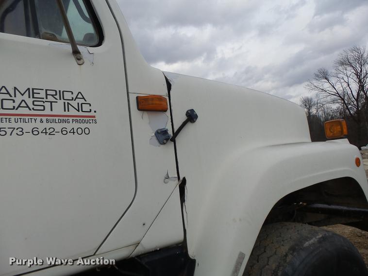 image for item DA9363 1994 International 2574 ready mix truck