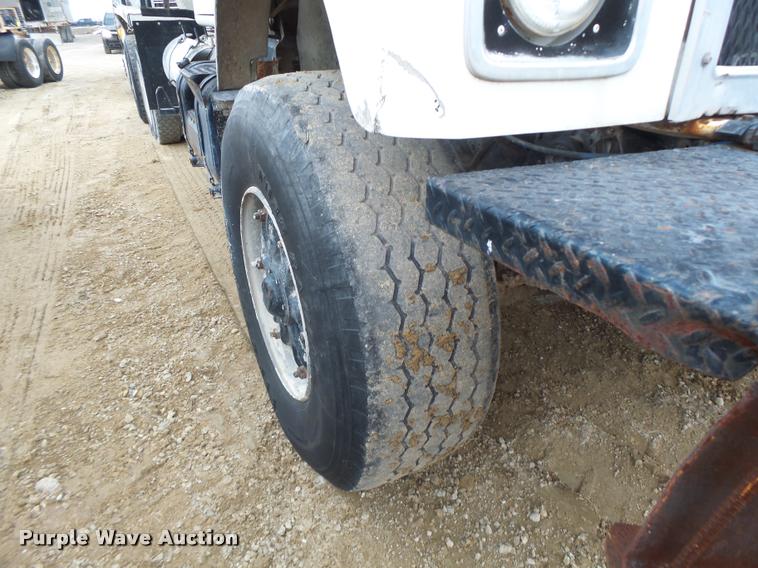 image for item DA9363 1994 International 2574 ready mix truck