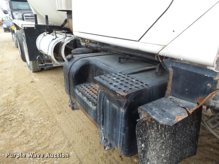 image for item DA9363 1994 International 2574 ready mix truck