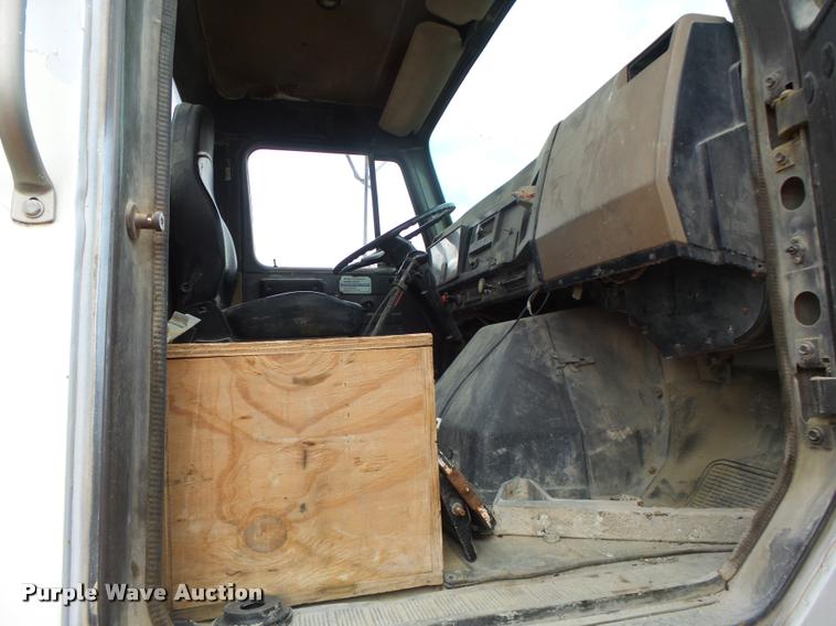 image for item DA9363 1994 International 2574 ready mix truck