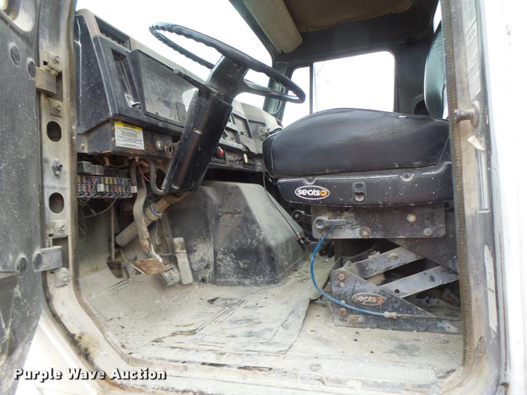 image for item DA9363 1994 International 2574 ready mix truck