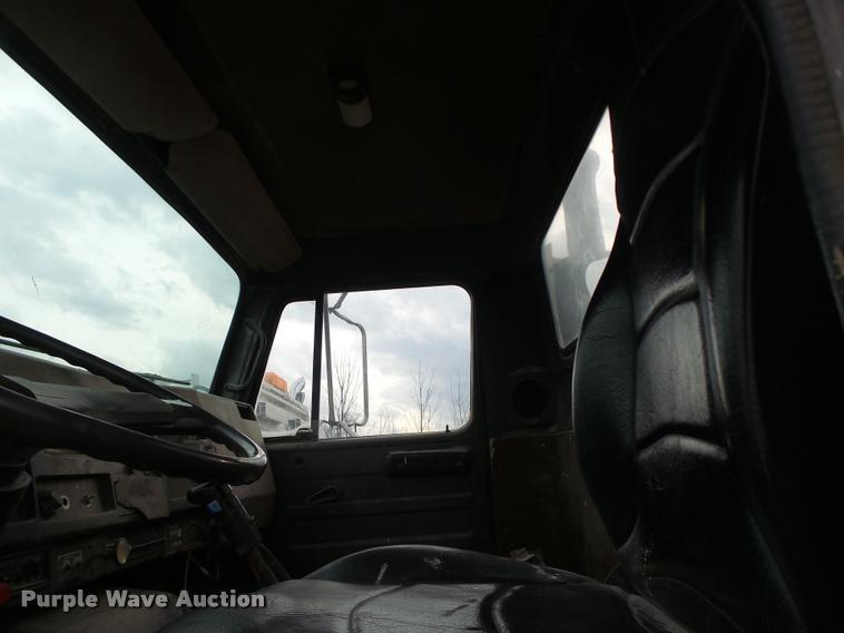 image for item DA9363 1994 International 2574 ready mix truck