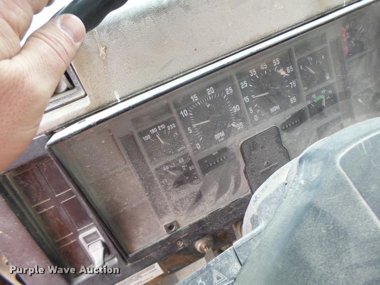 image for item DA9363 1994 International 2574 ready mix truck