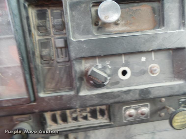 image for item DA9363 1994 International 2574 ready mix truck