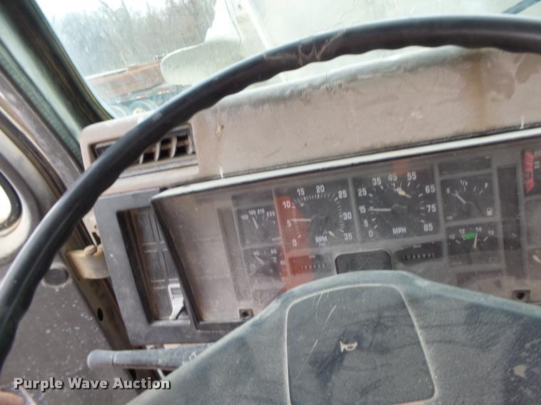 image for item DA9363 1994 International 2574 ready mix truck