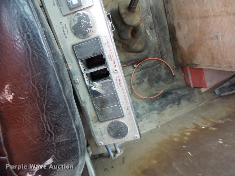 image for item DA9363 1994 International 2574 ready mix truck