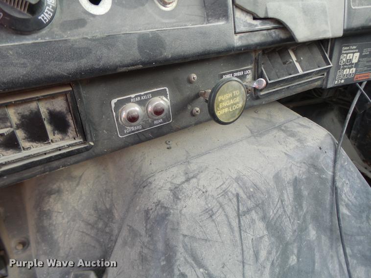 image for item DA9363 1994 International 2574 ready mix truck