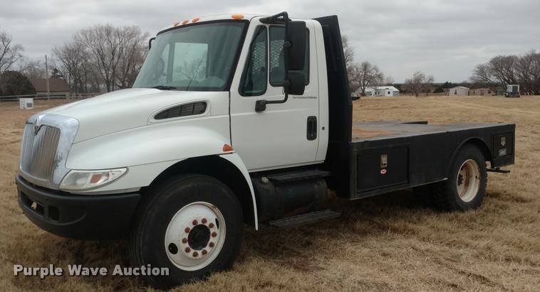 image for item DB0852 2004 International 4200 flatbed truck