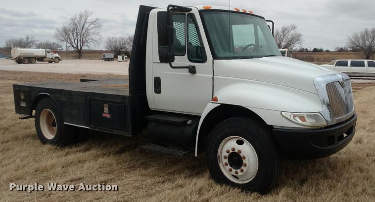 image for item DB0852 2004 International 4200 flatbed truck