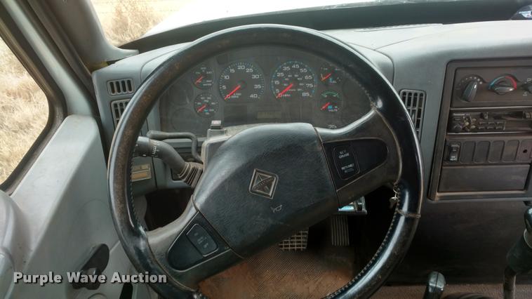 image for item DB0852 2004 International 4200 flatbed truck