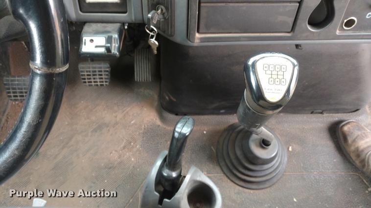 image for item DB0852 2004 International 4200 flatbed truck