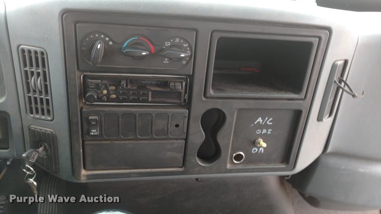 image for item DB0852 2004 International 4200 flatbed truck