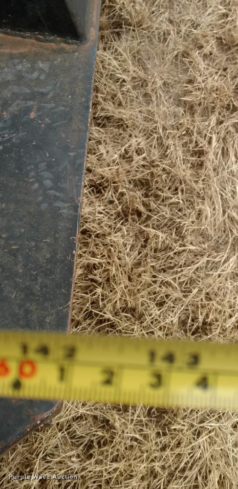 image for item DB0852 2004 International 4200 flatbed truck