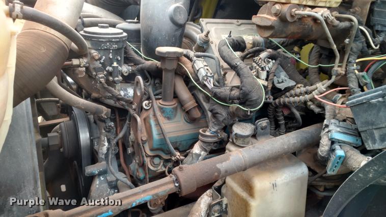 image for item DB0852 2004 International 4200 flatbed truck