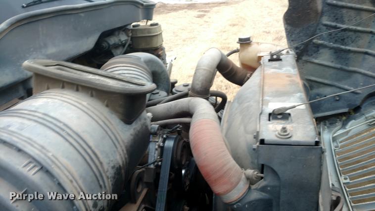 image for item DB0852 2004 International 4200 flatbed truck