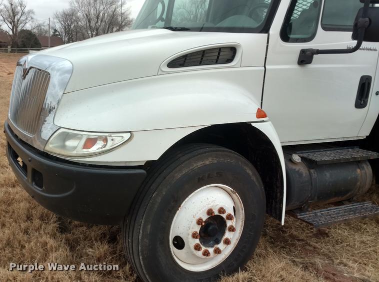 image for item DB0852 2004 International 4200 flatbed truck