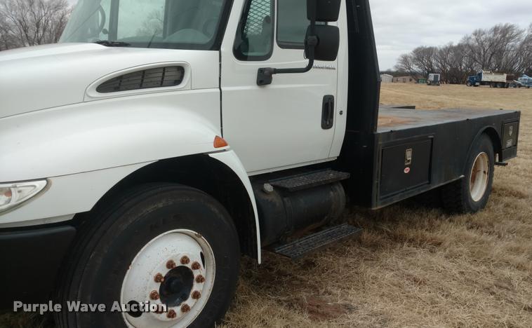 image for item DB0852 2004 International 4200 flatbed truck