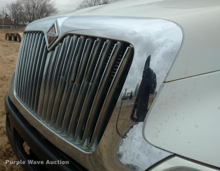 image for item DB0852 2004 International 4200 flatbed truck