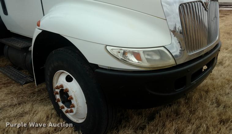 image for item DB0852 2004 International 4200 flatbed truck