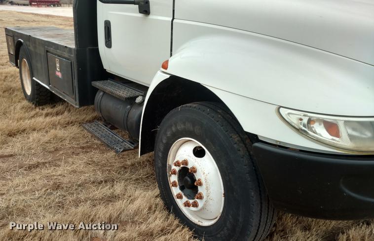 image for item DB0852 2004 International 4200 flatbed truck