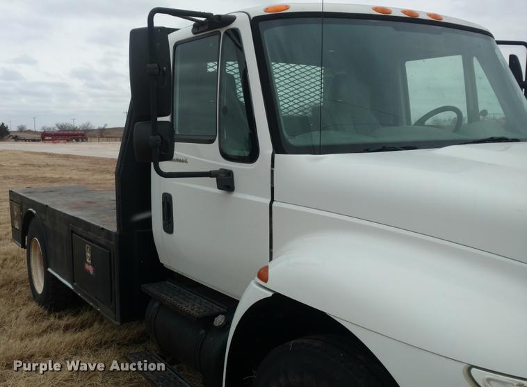 image for item DB0852 2004 International 4200 flatbed truck