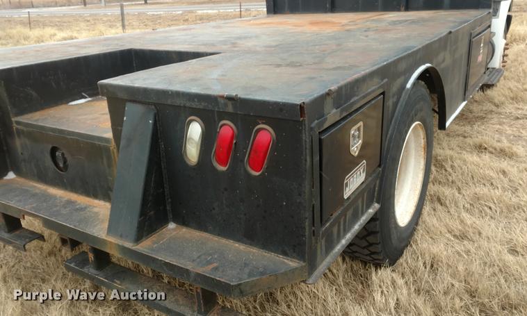 image for item DB0852 2004 International 4200 flatbed truck