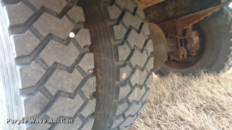 image for item DB0852 2004 International 4200 flatbed truck