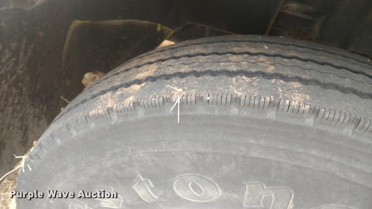 image for item DB0852 2004 International 4200 flatbed truck