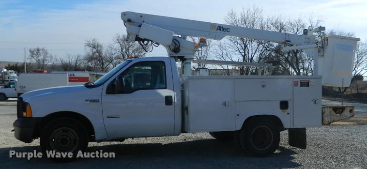 image for item J8804 2006 Ford F350 Super Duty bucket truck