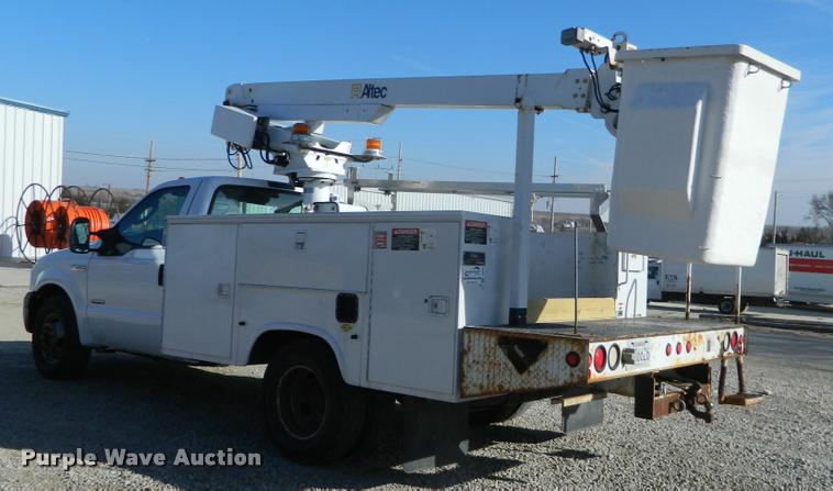 image for item J8804 2006 Ford F350 Super Duty bucket truck